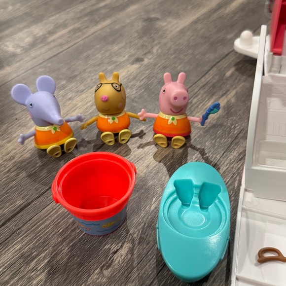 Peppa Pig Peppa’s Adventures Peppa’s Family Motorhome Toy playset - Picture 5 of 10